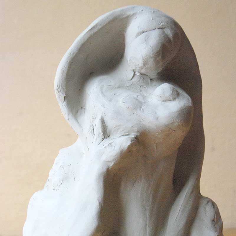 Plastik der stehenden Maria, die ihr Kind auf dem Arm trägt